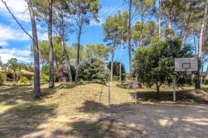 Vonkajšia záhrada v ubytovaní Catalunya Casas Heavenly Haven for 16 pax , 30km from Barcelona!