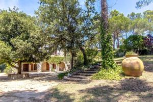 Vonkajšia záhrada v ubytovaní Catalunya Casas Heavenly Haven for 16 pax , 30km from Barcelona!