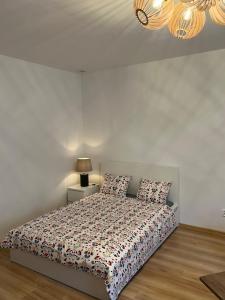 Tempat tidur dalam kamar di Wood Apartment z Konsola X-Box