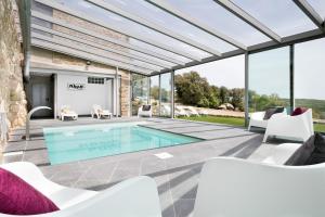 Bazén v ubytování Catalunya Casas Fabulous Villa for 28 with Heated Pool nebo v jeho okolí