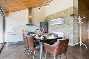 Kuchyň nebo kuchyňský kout v ubytování Catalunya Casas Fabulous Villa for 28 with Heated Pool