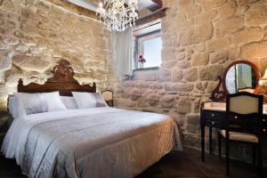 Postel nebo postele na pokoji v ubytování Catalunya Casas Fabulous Villa for 28 with Heated Pool
