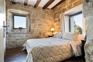 Postel nebo postele na pokoji v ubytování Catalunya Casas Fabulous Villa for 28 with Heated Pool