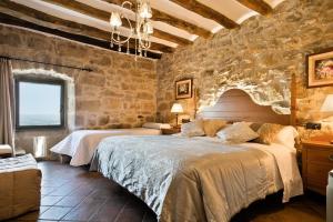 Postel nebo postele na pokoji v ubytování Catalunya Casas Fabulous Villa for 28 with Heated Pool