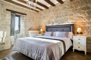 Postel nebo postele na pokoji v ubytování Catalunya Casas Fabulous Villa for 28 with Heated Pool