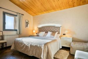 Postel nebo postele na pokoji v ubytování Catalunya Casas Fabulous Villa for 28 with Heated Pool