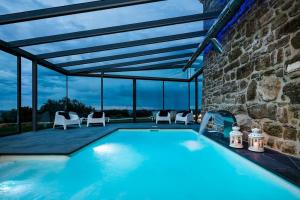 Bazén v ubytování Catalunya Casas Fabulous Villa for 28 with Heated Pool nebo v jeho okolí