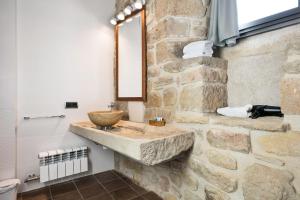 Fotografie z fotogalerie ubytování Catalunya Casas Fabulous Villa for 28 with Heated Pool v destinaci Torá de Rulbregos