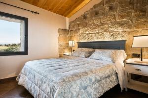 Postel nebo postele na pokoji v ubytování Catalunya Casas Fabulous Villa for 28 with Heated Pool