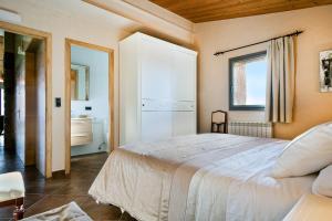 Postel nebo postele na pokoji v ubytování Catalunya Casas Fabulous Villa for 28 with Heated Pool