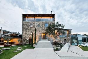 uma casa de pedra com uma escada que leva até ela em Catalunya Casas Fabulous Villa for 28 with Heated Pool em Torá de Rulbregos