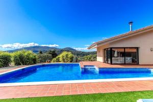 una piscina frente a una casa en Catalunya Casas Stunning modern villa and just half hour to Barcelona!, en Caldes de Montbui
