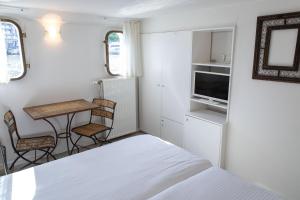 TV a/nebo společenská místnost v ubytování Hotel The Boatel