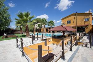 um resort com uma piscina com um gazebo em Catalunya Casas Relax and Recharge - only 34km from Barcelona! em Rubi