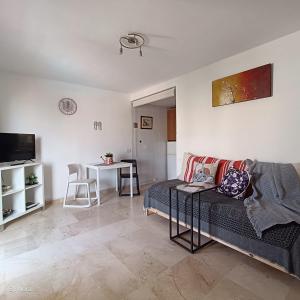 een woonkamer met een bank en een tafel bij Apartment Las Arenas - Las Casas de Aron in Caleta De Fuste