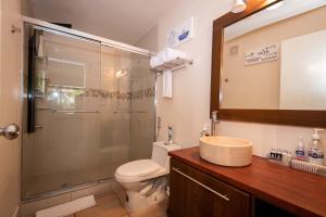 a bathroom with a shower and a toilet and a sink at La mejor Garden Suite Privada del complejo Coronado Luxury Club and Suites in Playa Coronado