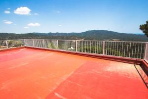 A general mountain view or a mountain view taken from A villát