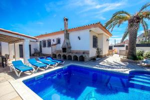 Villa con piscina frente a una casa en Catalunya Casas Beach Vibes Villa less than 1km to town and sea!, en Hospitalet de l'Infant