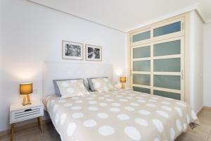 biała sypialnia z łóżkiem i dużym oknem w obiekcie Balcon de los Gigantes with pool view w mieście Puerto de Santiago +30 zdjęć