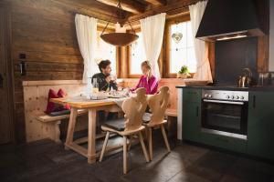 Kuchnia lub aneks kuchenny w obiekcie Gletscher-Chalet Stubai