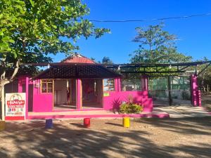DibullaにあるYaharo Posada Turísticaの公園内のピンクの遊び場