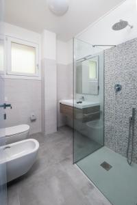 Un baño con ducha de cristal y lavabo. en Villa Rubino, en Padenghe sul Garda 24 fotos más