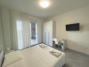 Un dormitorio con una cama, un escritorio y un televisor. en Villa Rubino, en Padenghe sul Garda