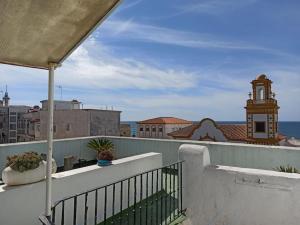 balkon z widokiem na wieżę zegarową w obiekcie ÁTICO SANTA MARÍA w Kadyksie