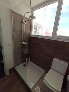 łazienka z przeszkloną kabiną prysznicową i toaletą w obiekcie ÁTICO SANTA MARÍA w Kadyksie