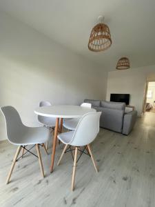 a white table and chairs in a living room at Temporario 48 in La Plata