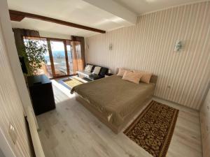 1 dormitorio pequeño con 1 cama y 1 sofá en Family Hotel Rai-Only Adults en Golden Sands