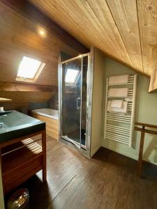 a bathroom with a glass shower in a cabin at Appartement Cosy Chelles in Chelles