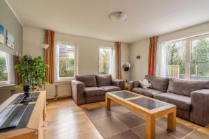 - un salon avec deux canapés et une table basse dans l'établissement Villapark Kamperfoelie 43, à De Koog