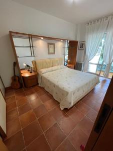 sypialnia z dużym łóżkiem w pokoju w obiekcie Casa Roberta con favolosa terrazza privata w Caorle