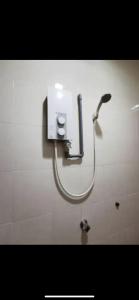 una doccia in bagno con tubo a muro di A Spacious 3BR 2storey House Taman Kosas Ampang ad Ampang
