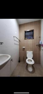 łazienka z toaletą i umywalką w obiekcie A Spacious 3BR 2storey House Taman Kosas Ampang w mieście Ampang