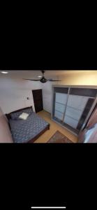 Łóżko lub łóżka w pokoju w obiekcie A Spacious 3BR 2storey House Taman Kosas Ampang