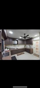 una grande cucina con ventilatore a soffitto di A Spacious 3BR 2storey House Taman Kosas Ampang ad Ampang