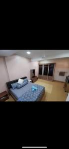 sypialnia z niebieskim łóżkiem w pokoju w obiekcie A Spacious 3BR 2storey House Taman Kosas Ampang w mieście Ampang