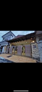dom z drewnianym płotem i domem w obiekcie A Spacious 3BR 2storey House Taman Kosas Ampang w mieście Ampang