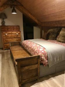 sypialnia z łóżkiem i drewnianą komodą w obiekcie Appartement Cosy Chelles w mieście Chelles