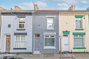 an apartment building with white doors on a street at 3 Bedroom Holiday House in Liverpool