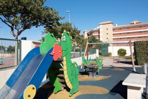 um parque infantil com um dinossauro num escorrega em Global Properties, Apartamento con terraza en Canet de Berenguer em Canet d'En Berenguer