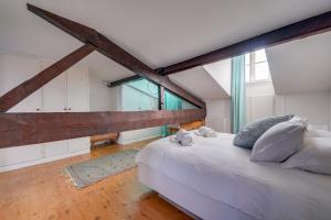 een slaapkamer met een groot bed en een groot raam bij Le Cosy - Appartement trois chambres centre Bordeaux in Bordeaux