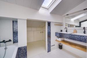 a bathroom with a tub and a sink and a shower at Le Cosy - Appartement trois chambres centre Bordeaux in Bordeaux