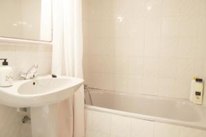 坎弗朗克伊斯坦奇的住宿－Apartamento La Campa，白色的浴室设有水槽和浴缸。