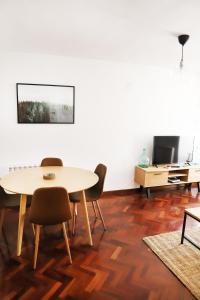 a dining room with a table and chairs and a tv at Apartamento La Campa in Canfranc-Estación