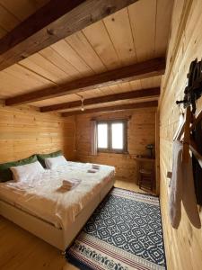 1 dormitorio con 1 cama en una habitación de madera en POKUT orion, en Çamlıhemşin