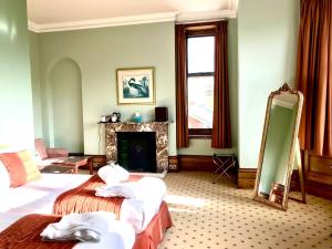 Een bed of bedden in een kamer bij Purbeck House Hotel & Louisa Lodge