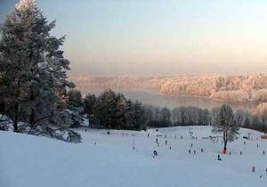 ムロンゴヴォにあるSłoneczny Domの雪面下スキーの集団